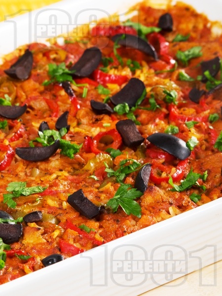 Славянски гювеч с пилешко месо, ориз, домати, чушки и маслини в тава - снимка на рецептата